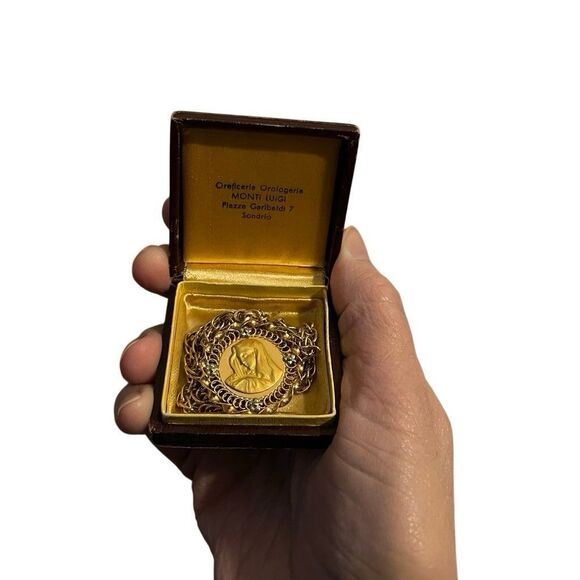 Vintage 18K 750 Gold Virgin Mary Madonna Pendant Charm Italy with Chain & Box 5g - Picture 2 of 14